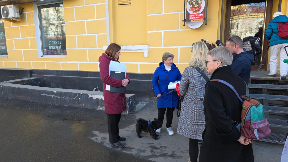 Сотрудникам повстречались горожане с животными.