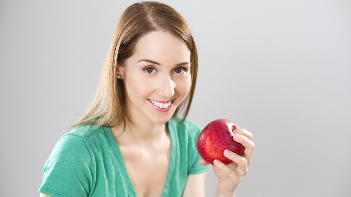 Женщина с яблоком