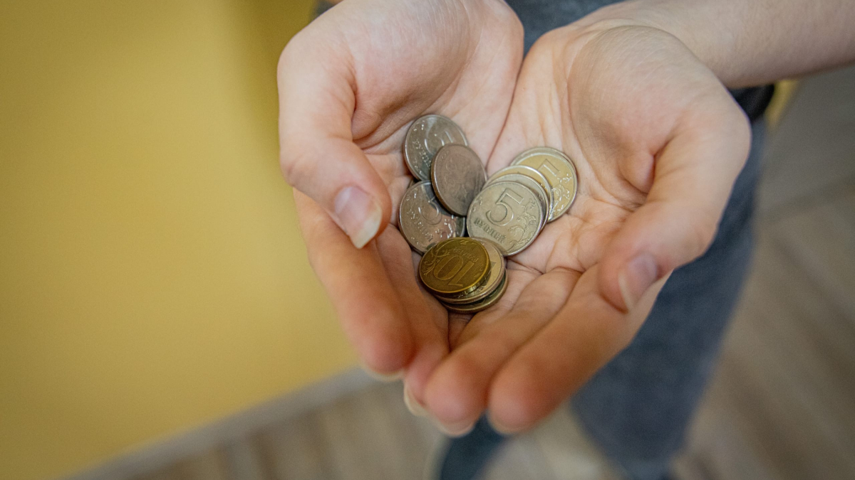 монеты в руках