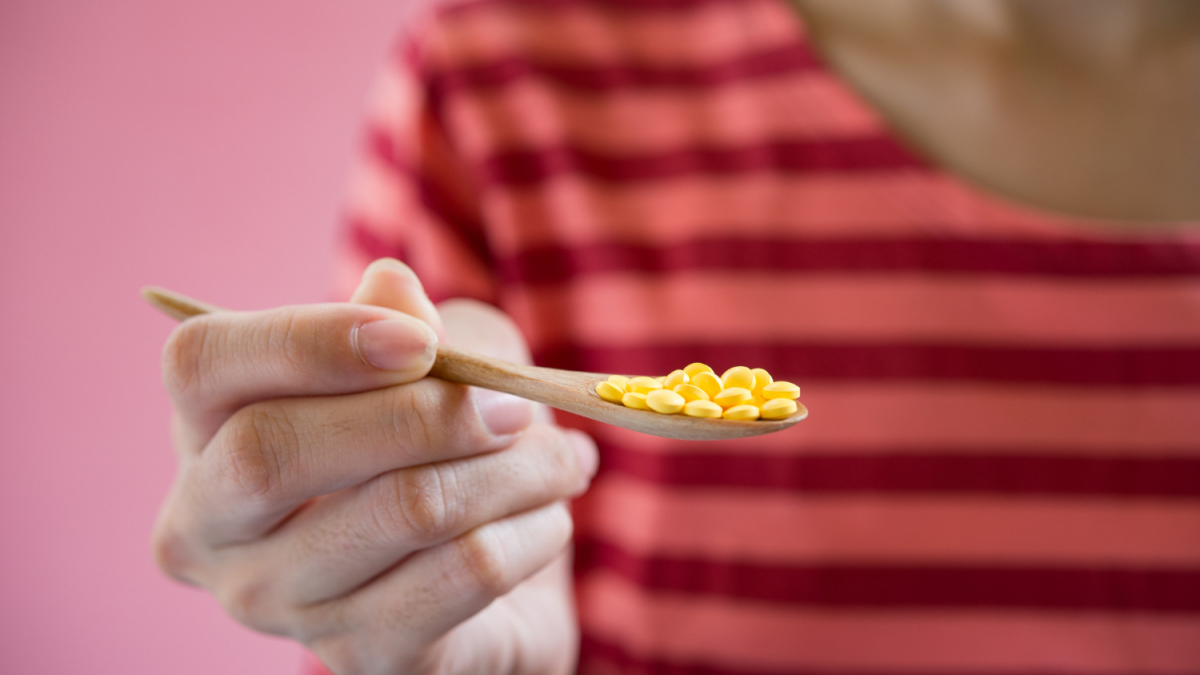 принять витамин