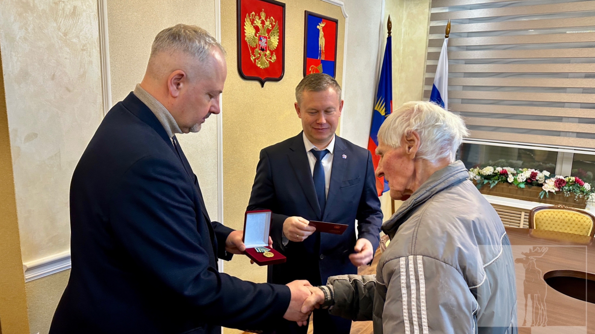 вручение медали ветерану