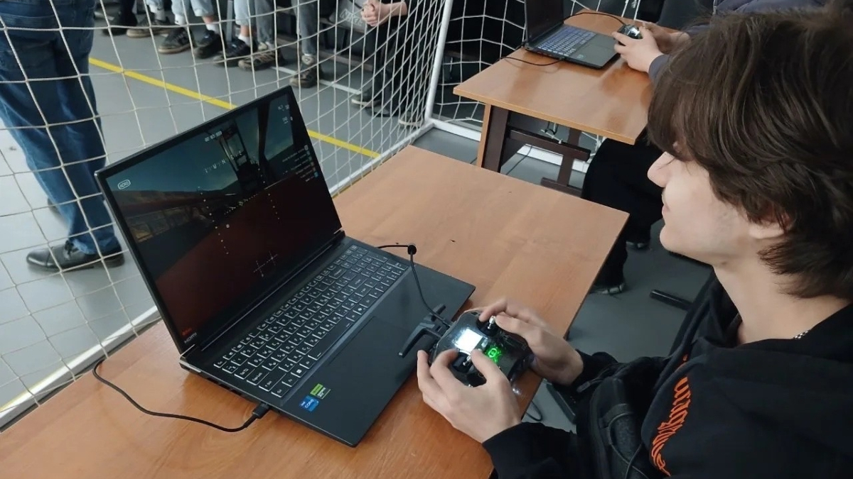 студент управляет дроном