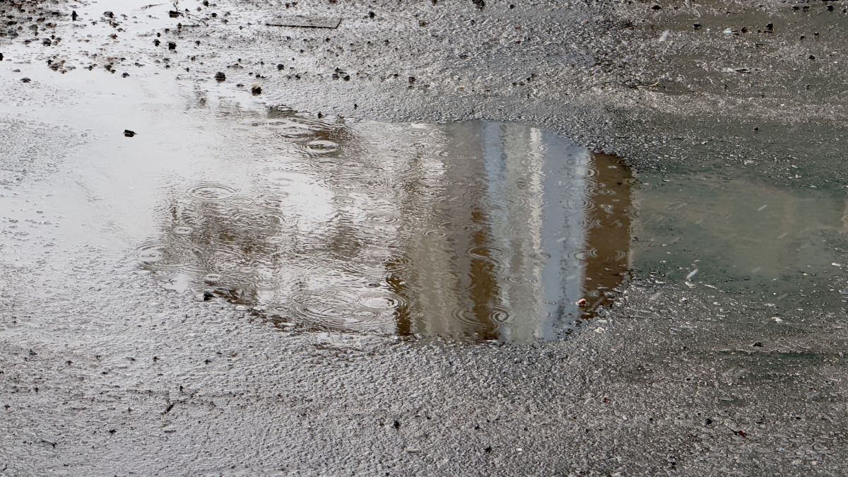 лужа на асфальте