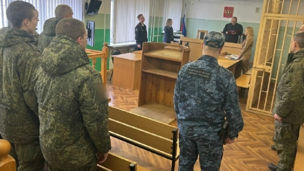 военные в зале судебного заседания