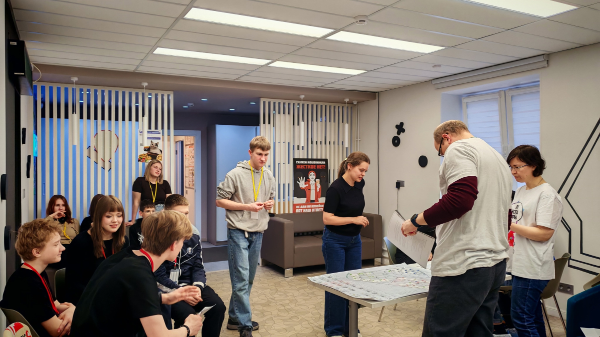 Подростки играют