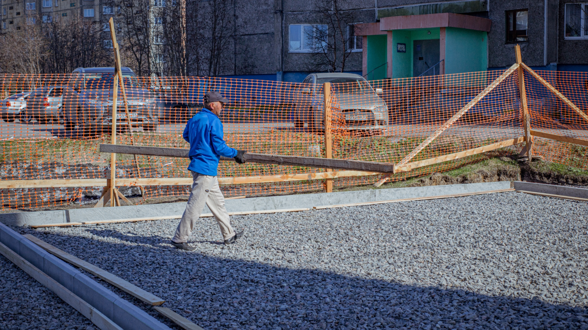 Мужчина несет груз