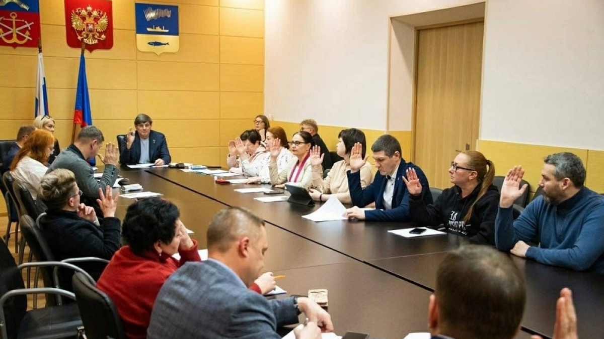 депутаты голосуют на заседании