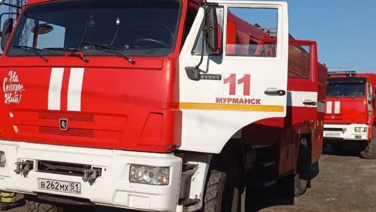 пожарная машина с открытой дверью