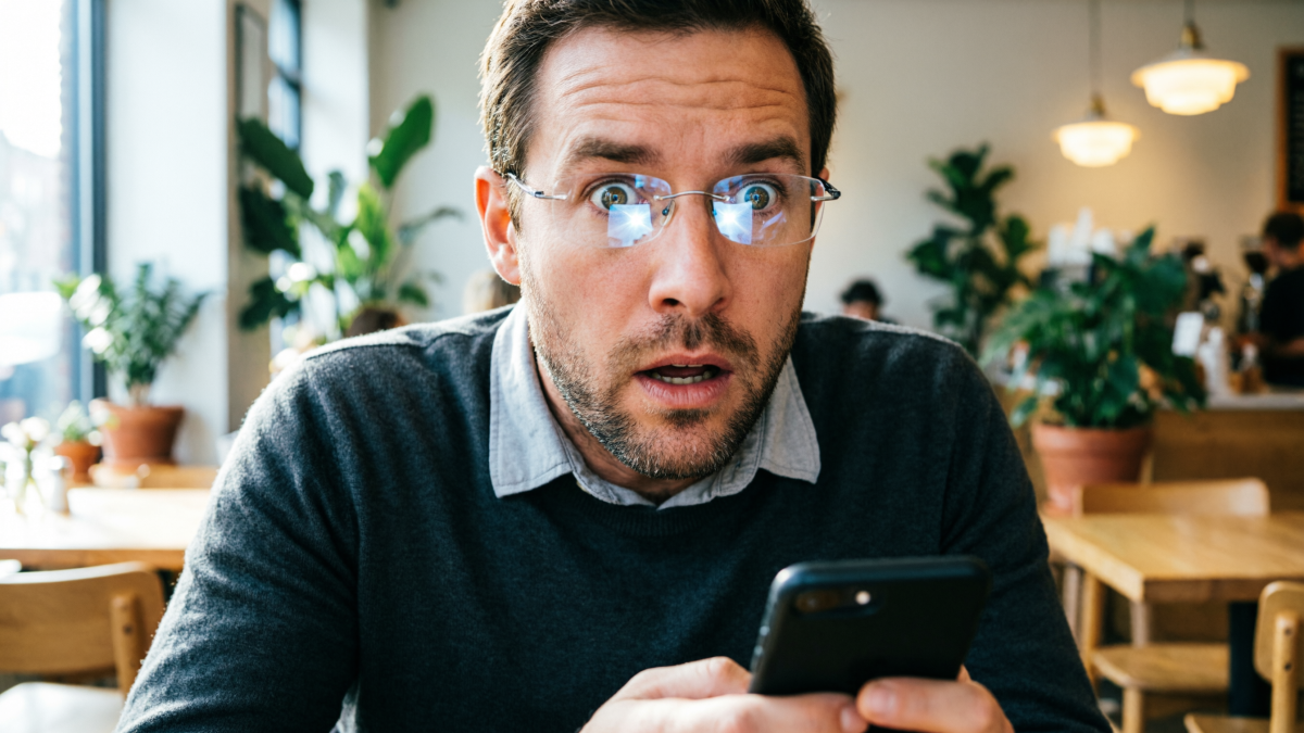 Мужчина в очках