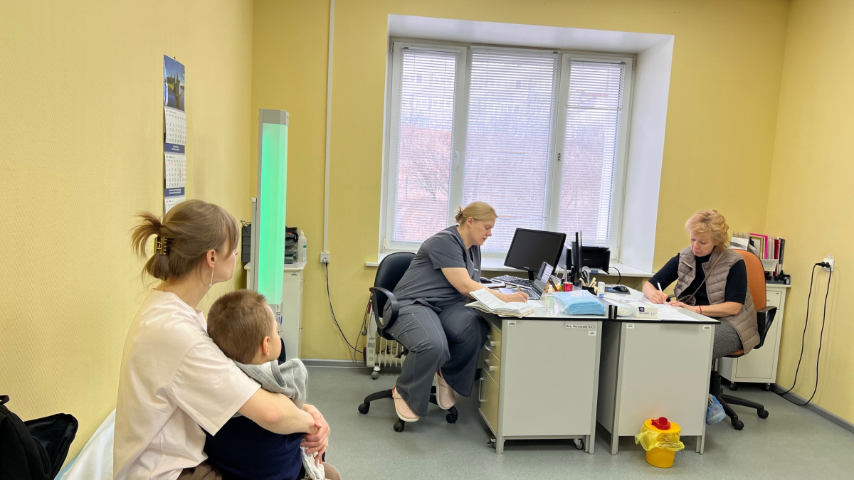 Врач осматривает ребенка