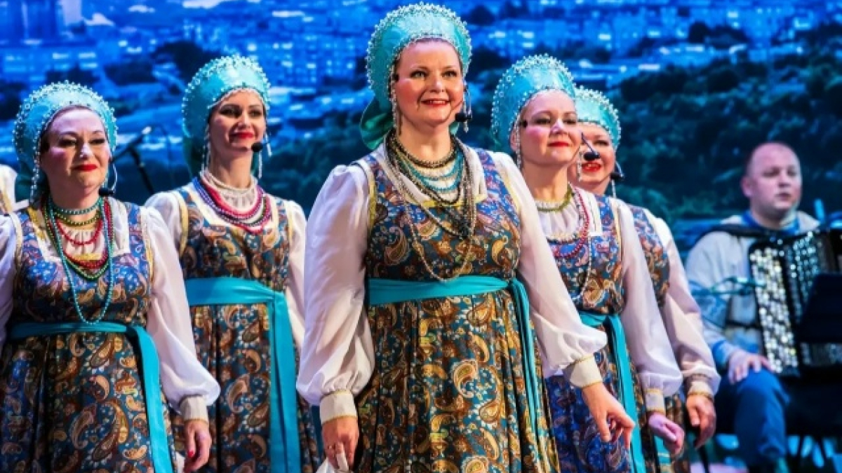 На сцене хор