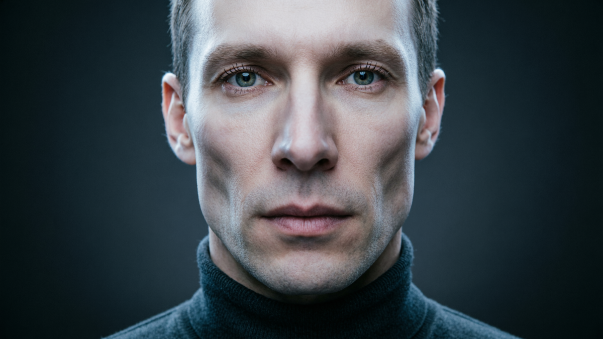 Мужчина смотрит в камеру