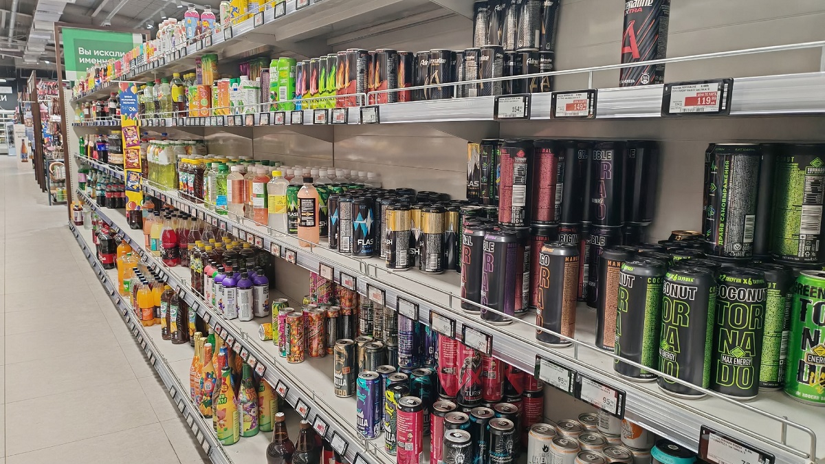 энергетики на прилавке в магазине