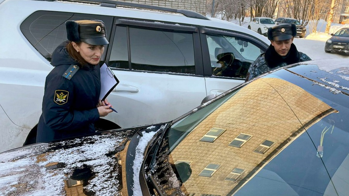 судебные приставы стоят возле машины