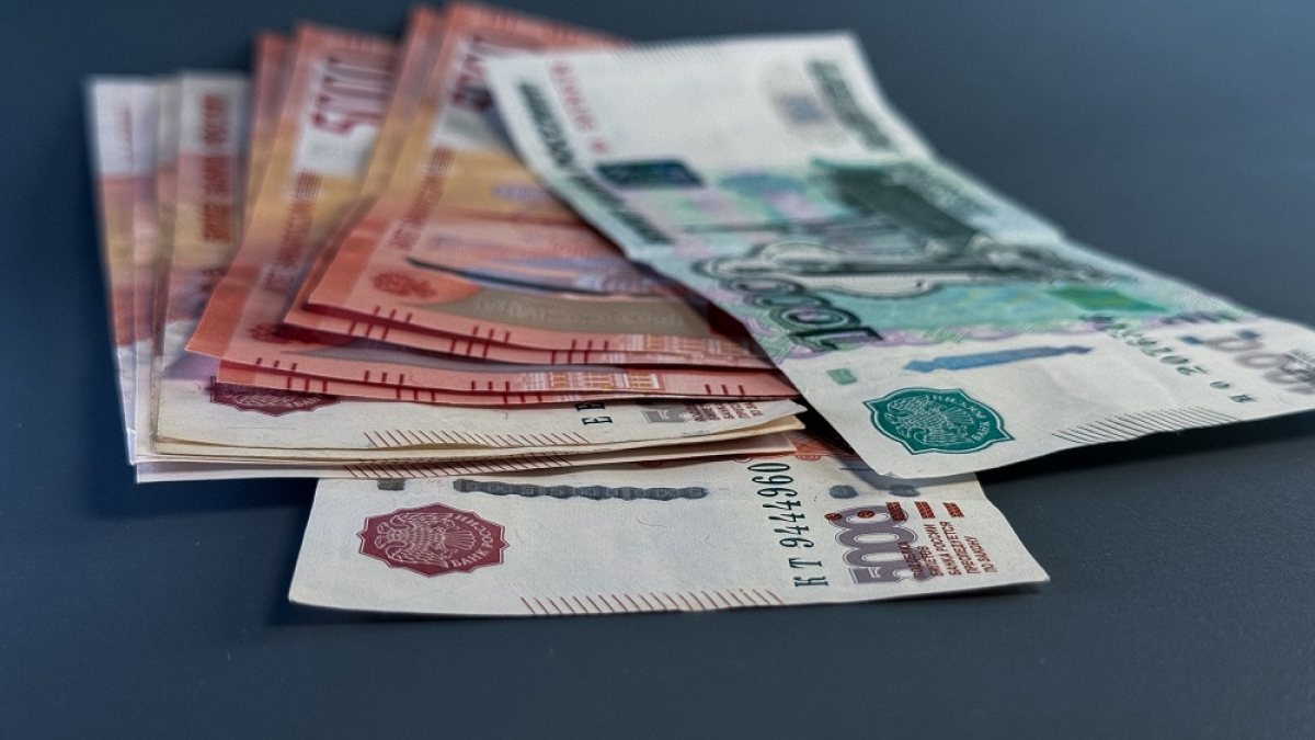 деньги лежат на столе