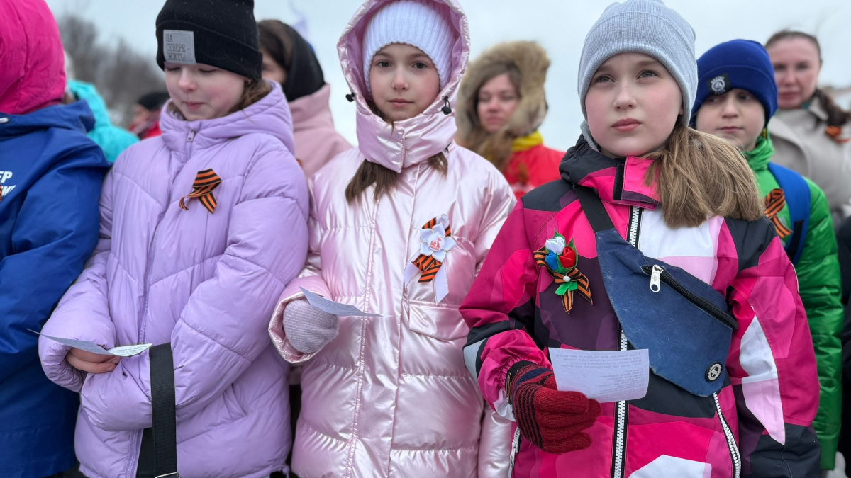 Дети с лентами