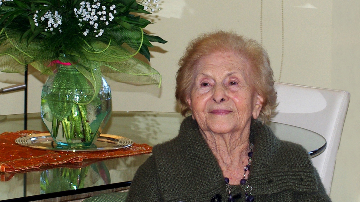 Женщина на фоне цветов