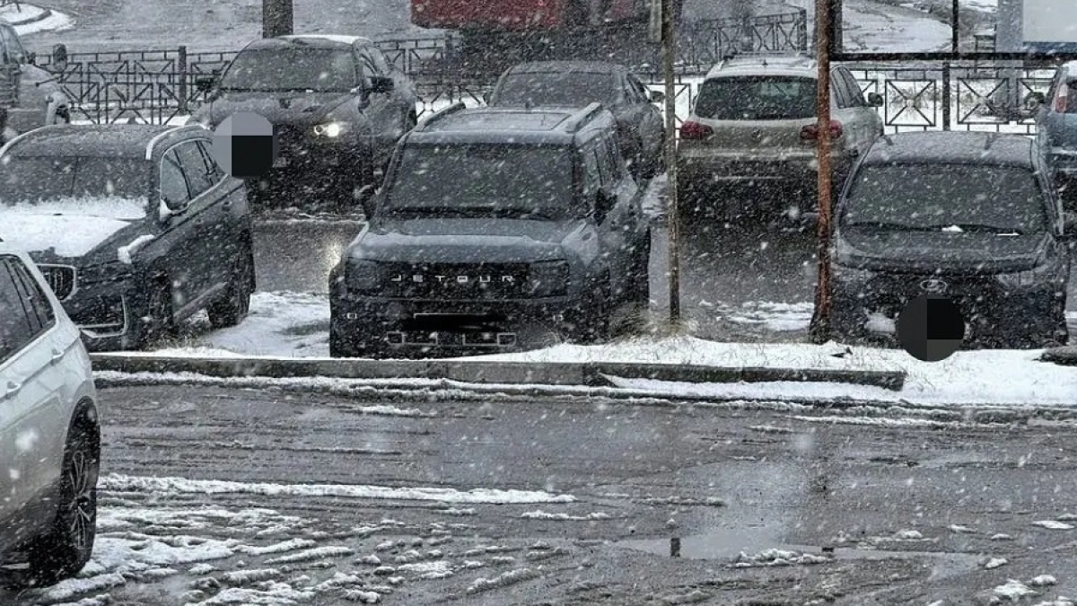 автомобили на улице города