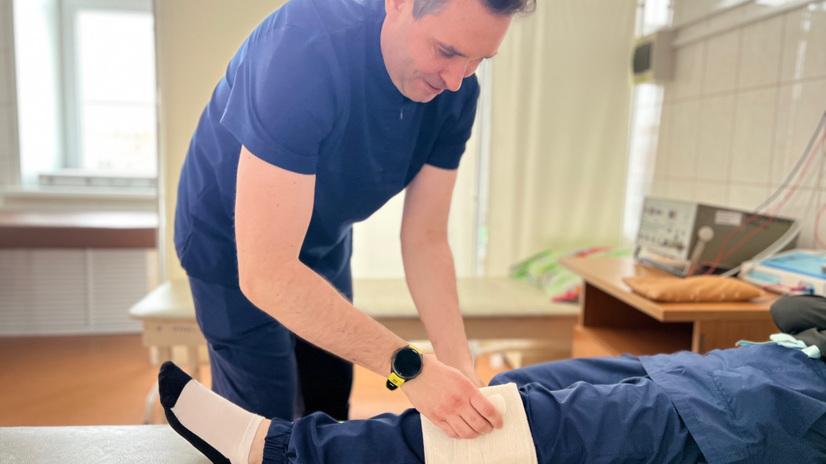 Врач делает процедуру