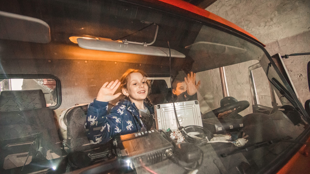 Дети в пожарной машине