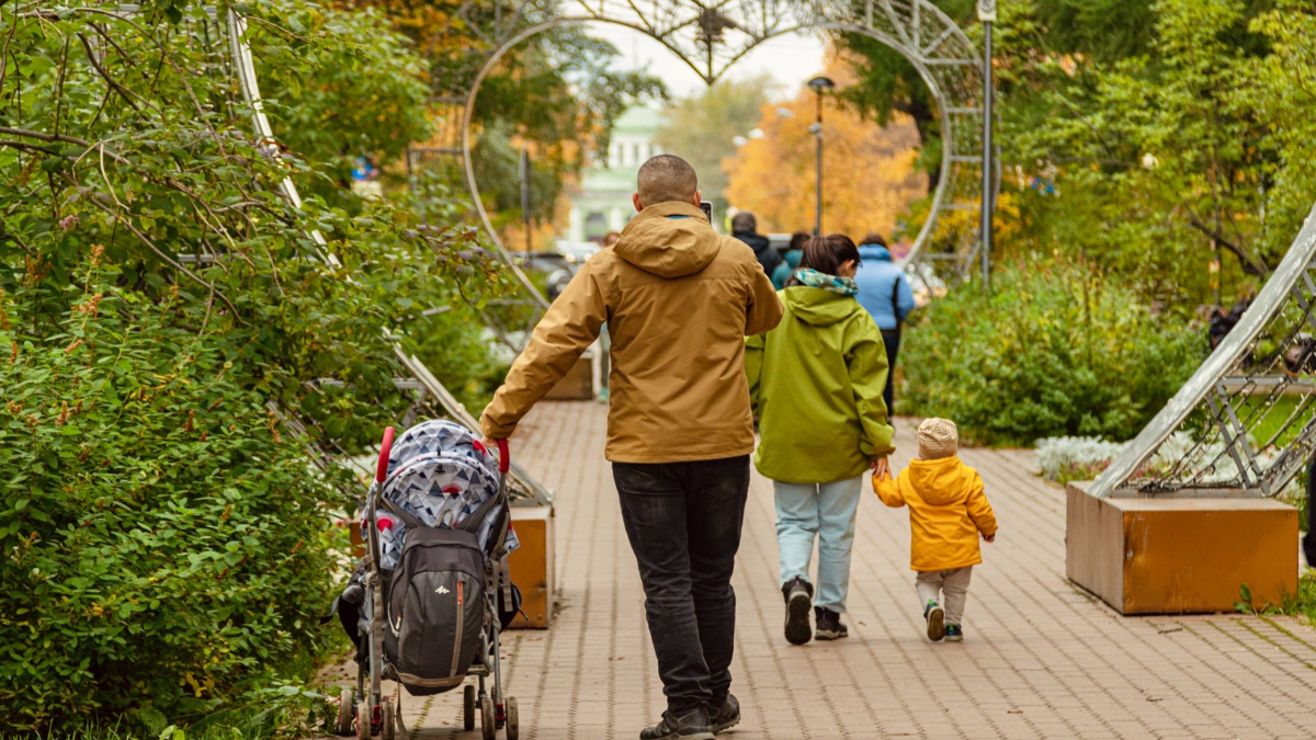 Папа с детской коляской в Мурманске