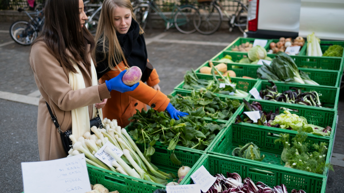 покупатели на овощном рынке
