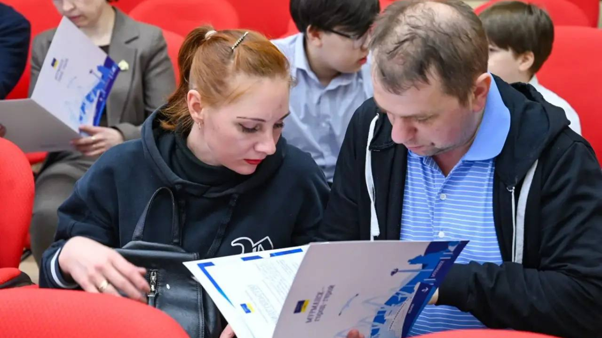 Двое читают документ