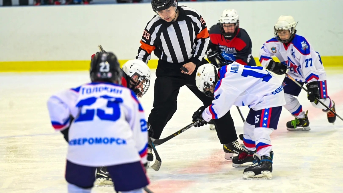 хоккеисты играют кубок города