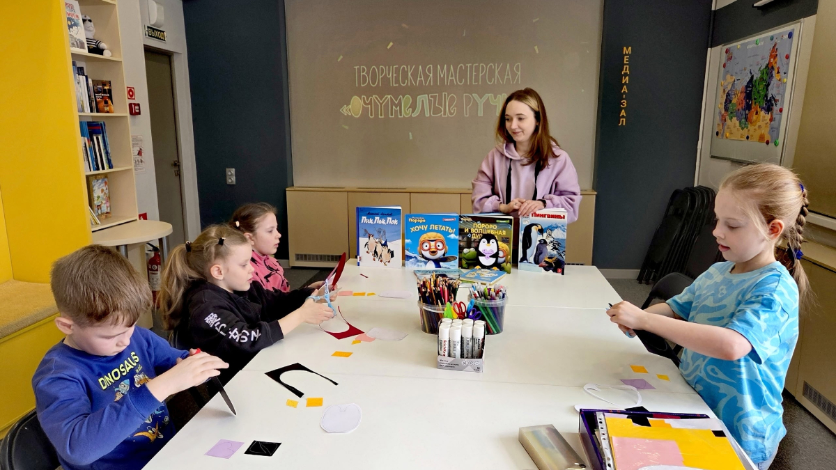 дети в библиотеке на дне пингвина