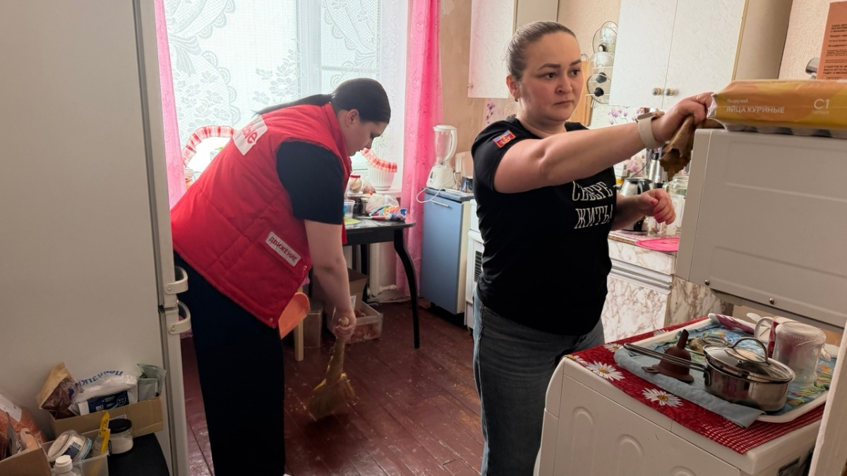 волонтеры помогают пенсионерам