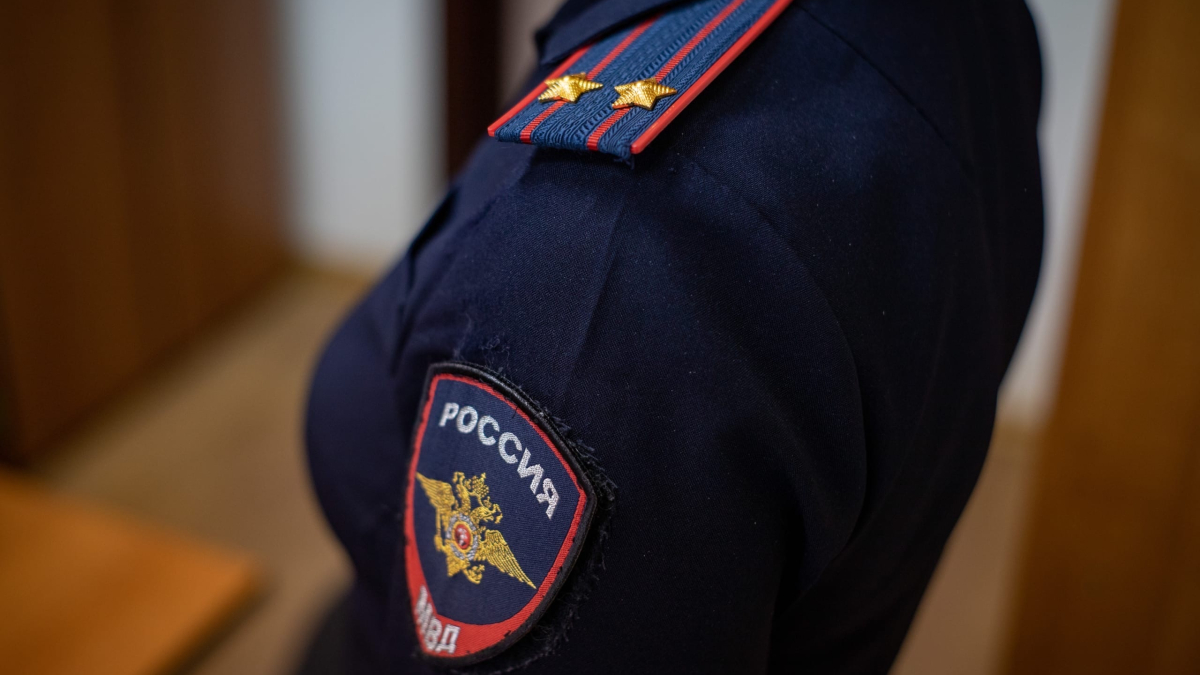 женщина в полицейской форме