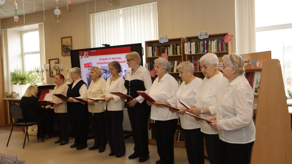 ветераны выступают на конкурсе военных песен