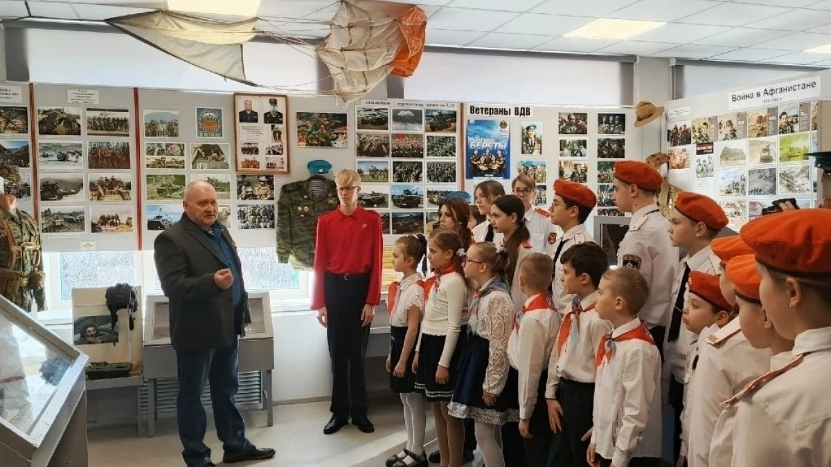 выпускник передает школе исторические экспозиции