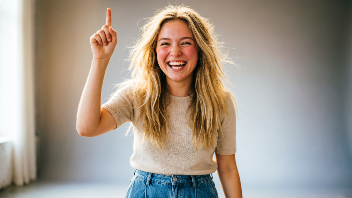 Девушка подняла палец вверх