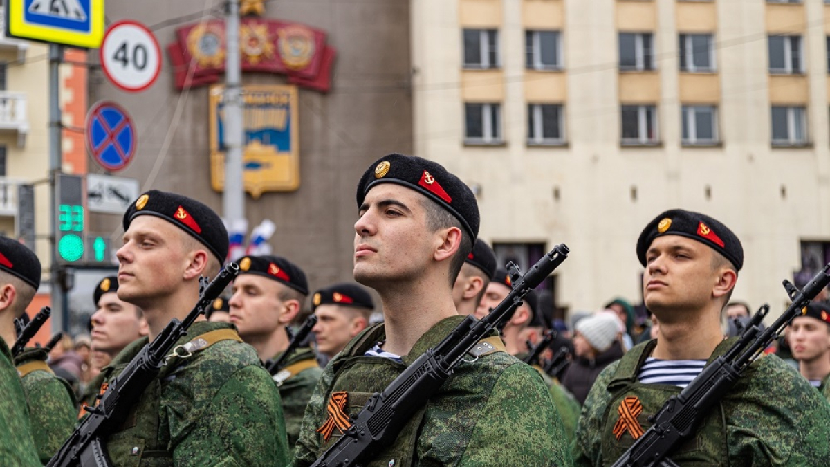 военные на параде Победы