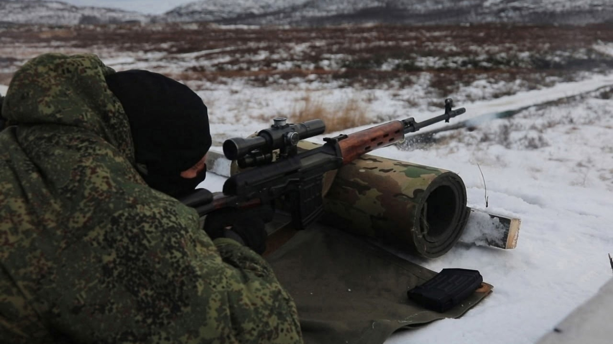 Стреляет военный