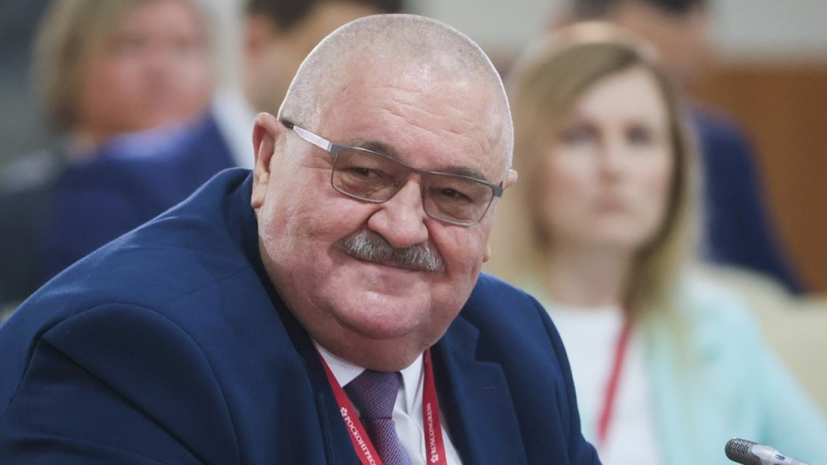 Человек улыбается