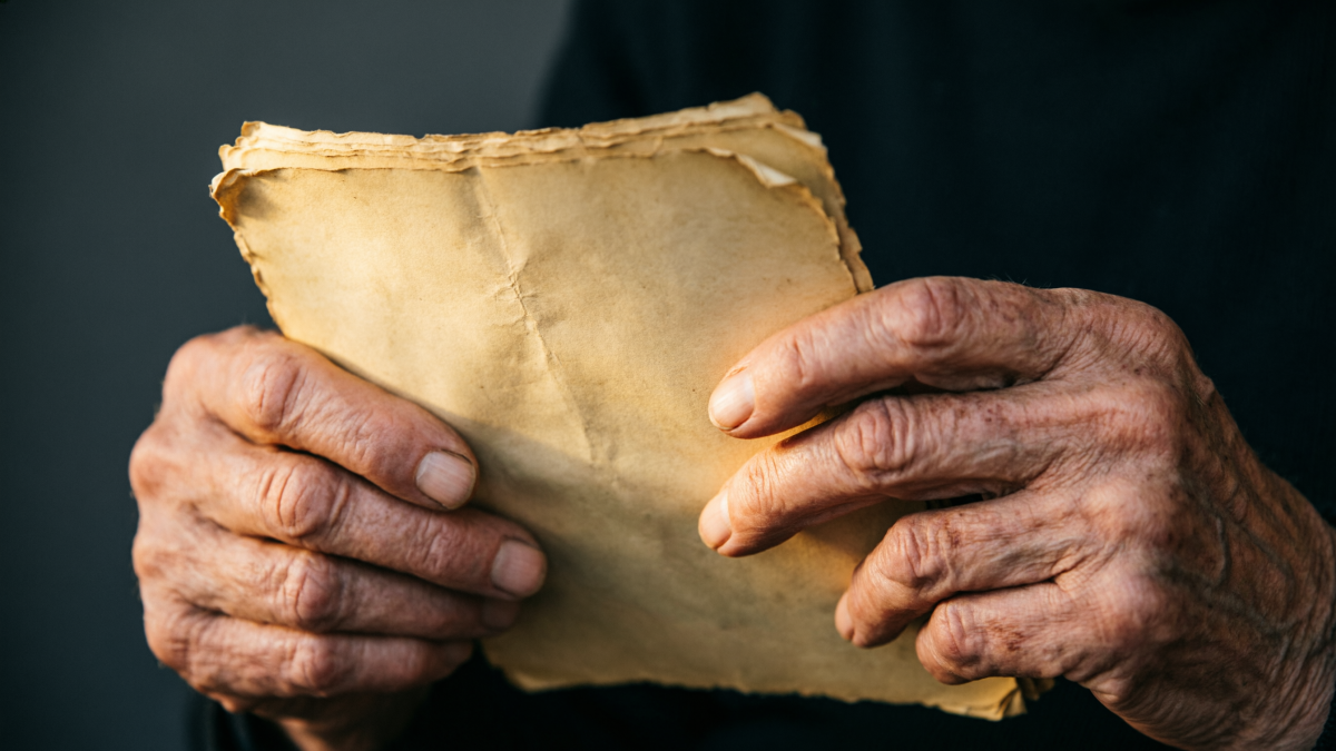 Старая рукопись в руках