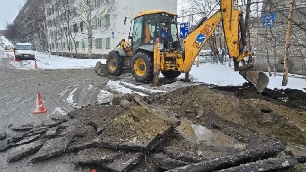 дорожная техника на ремонте улицы