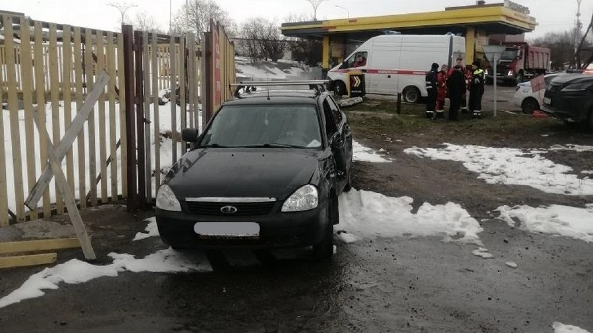 машина стоит на обочине в городе