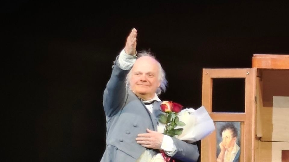 Актер  с цветами