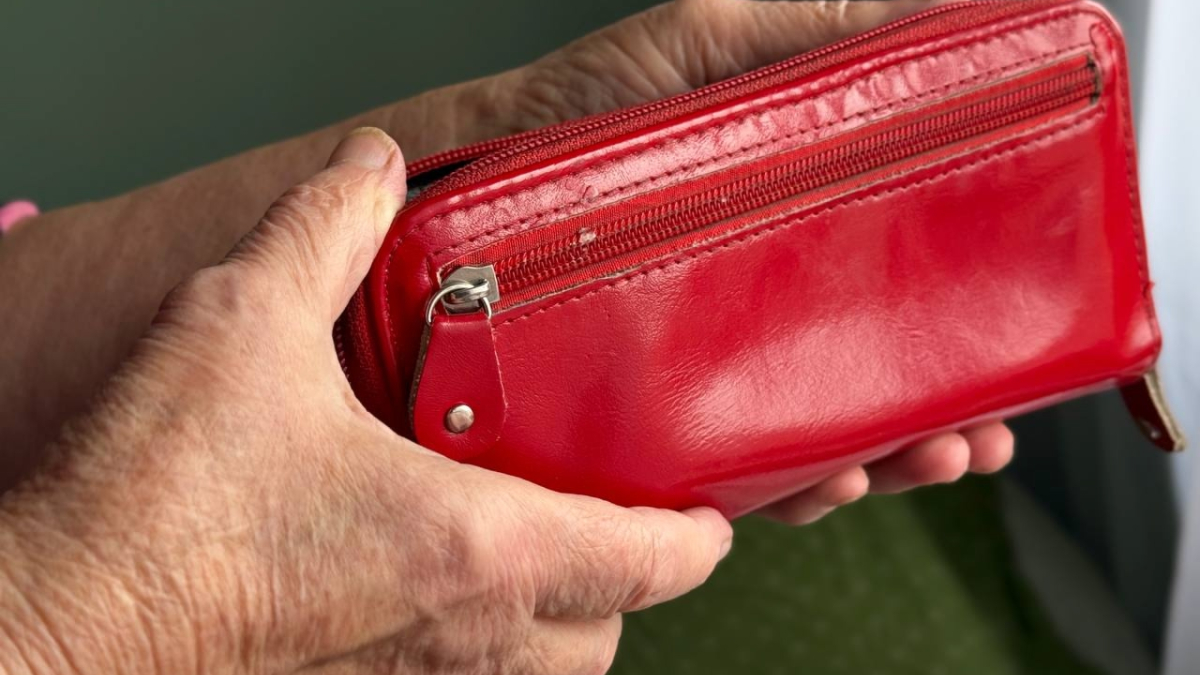 Красный кошелек