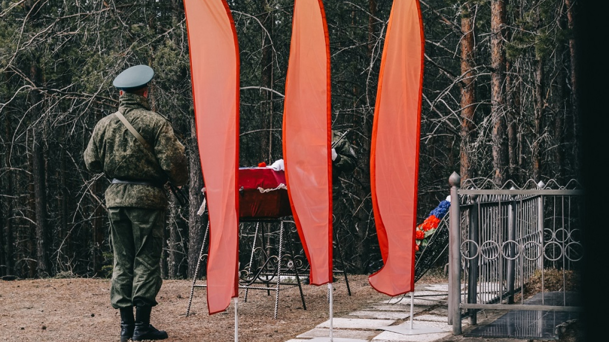 солдат в карауле возле гроба