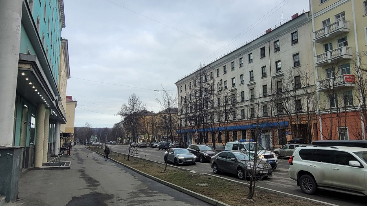 человек идет по тротуару весной
