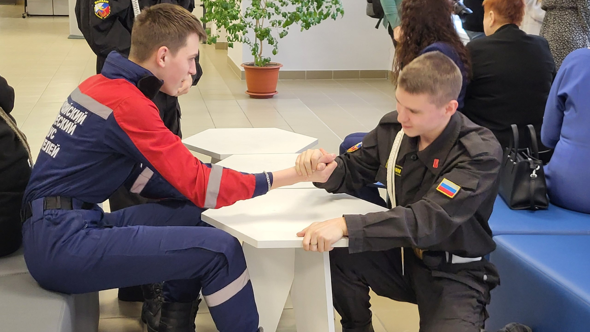 Студенты СПО борются на руках
