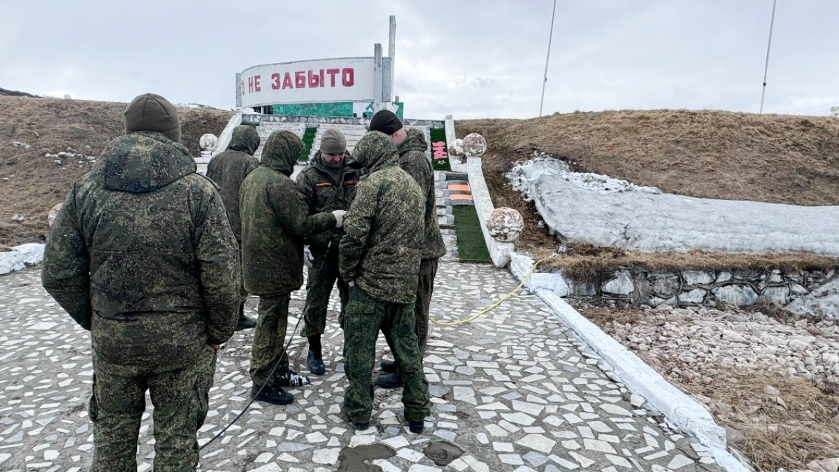 Волонтеры у мемориала