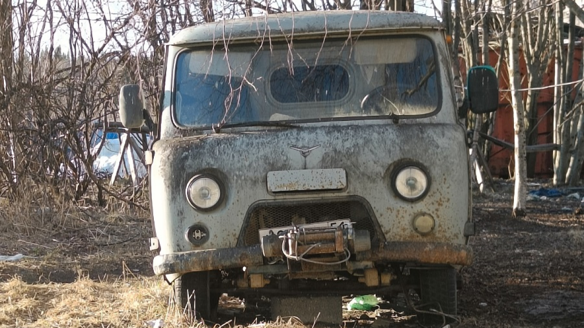 старый УАЗик стоит на улице