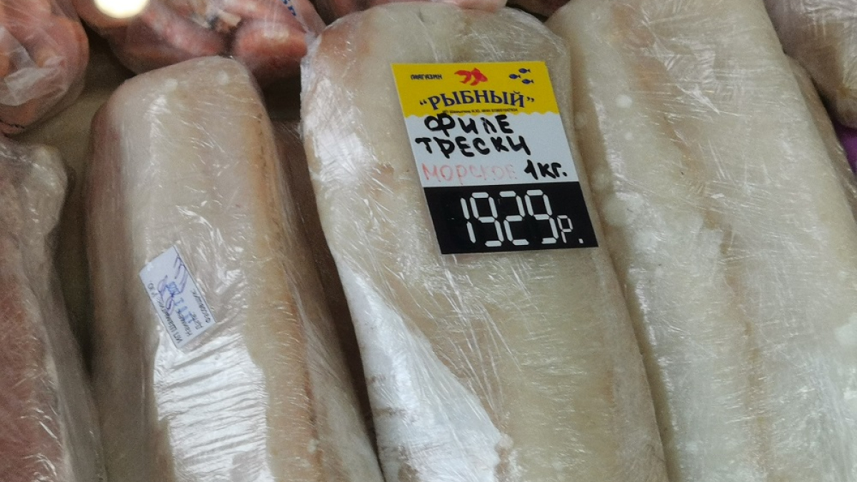 филе трески на прилавке