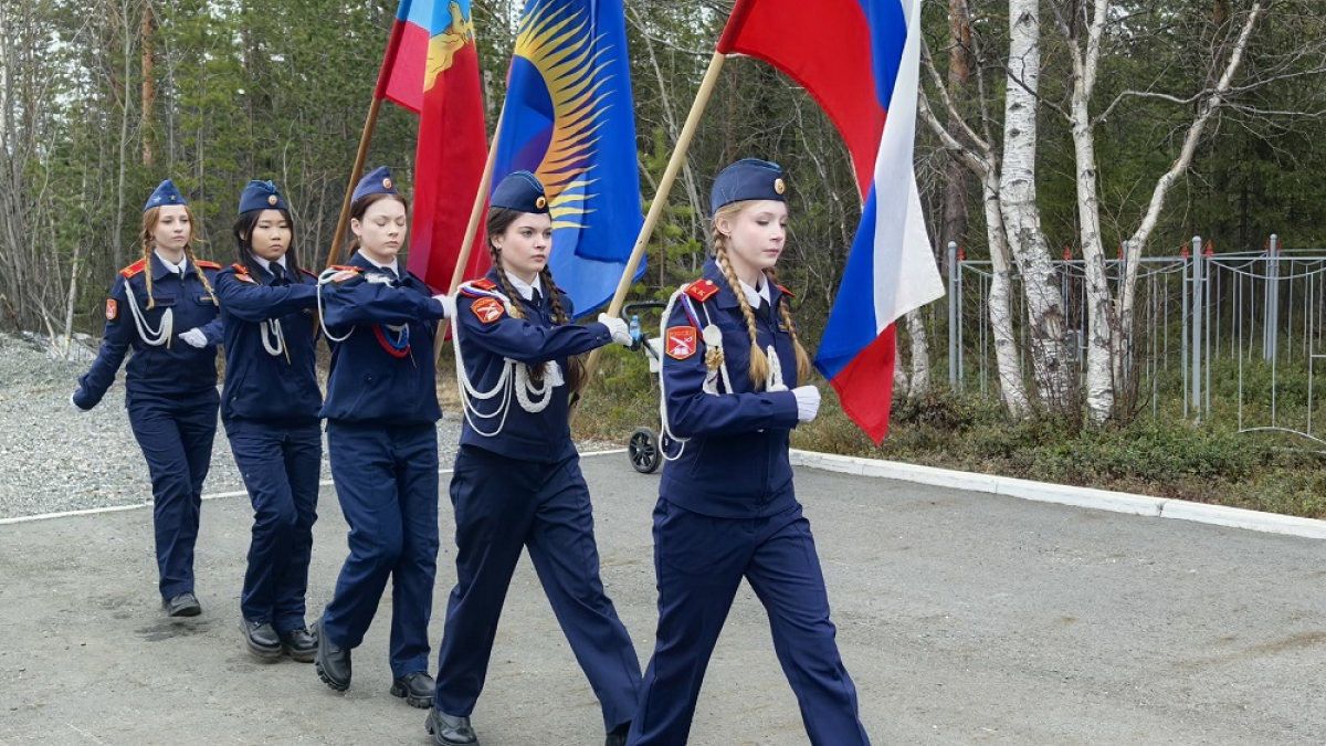 девушки несут флаги по улице