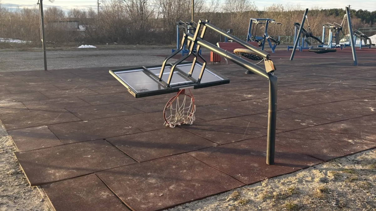 Сломавшееся баскетбольное кольцо